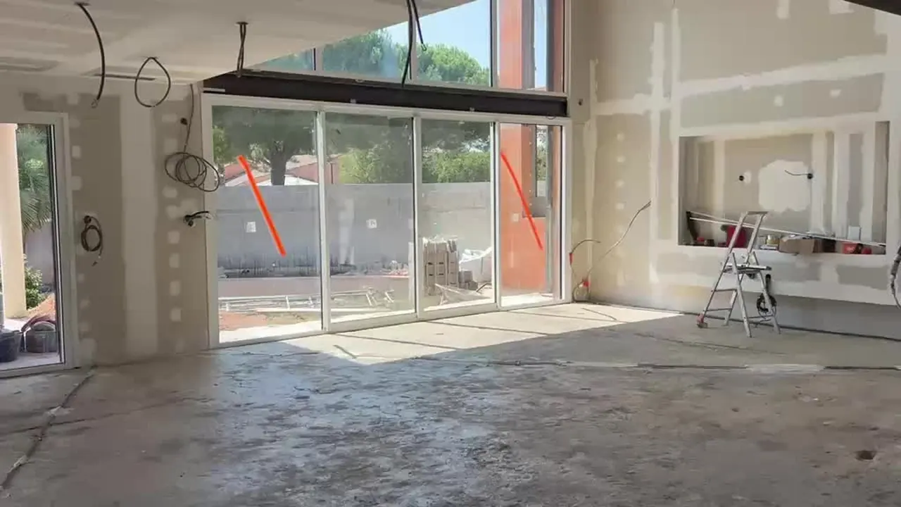 Séjour avant travaux, murs bruts et dalle béton